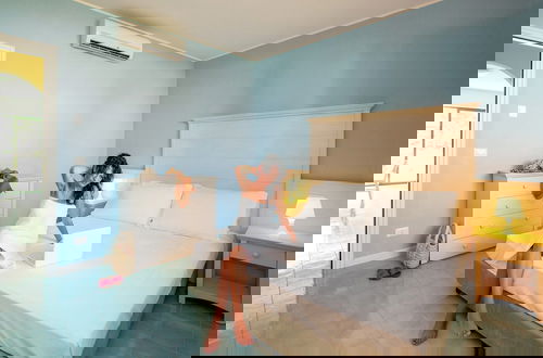 Foto 3 - Comfortable Apartment With AC Near the Beach