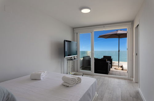 Photo 5 - Sea View Apartment 2 Min Walk From the Beach