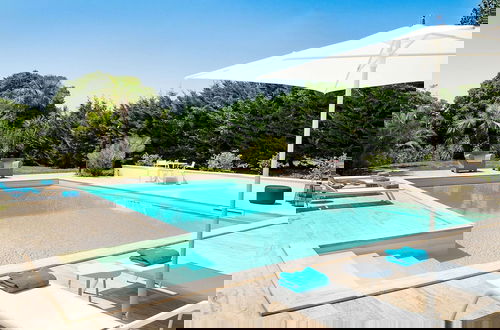 Foto 19 - Elegant Villa With Pool and Garden