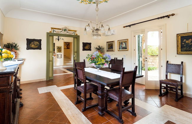 Elegant Villa With Pool and Garden - Foto 23
