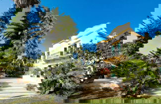 Foto 1 - Elegant Villa With Pool and Garden