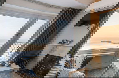 Foto 1 - Pleasant Apartment With Frontal sea View