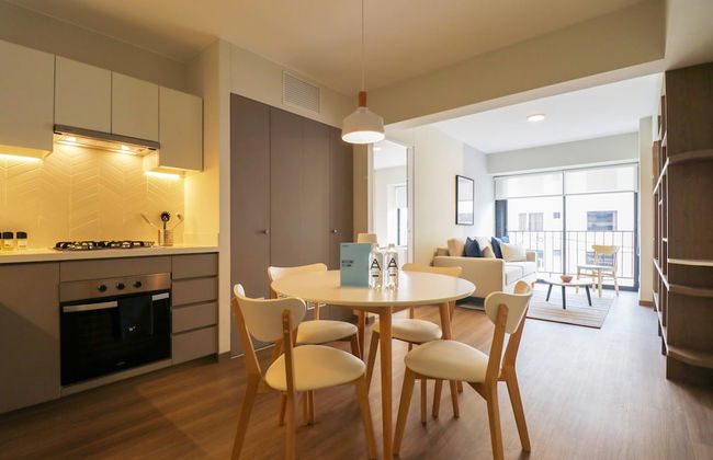 w Illustrious 1BR w Balcony in Miraflores - Photo 1