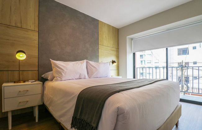 w Illustrious 1BR w Balcony in Miraflores - Photo 2