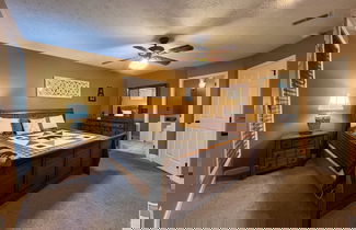 Foto 2 - Secluded Cabin for 10 in Chalet Village + Hot Tub!