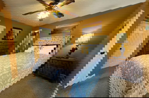 Foto 3 - Secluded Cabin for 10 in Chalet Village + Hot Tub!