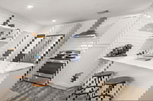 Photo 2 - NEW Soho Oasis - Stunning Home In Heart of Soho