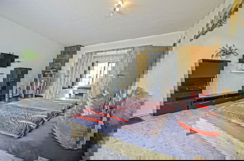 Foto 21 - Ground-floor Apartment With Terrace and Large Garden With Lounge Area and Grill