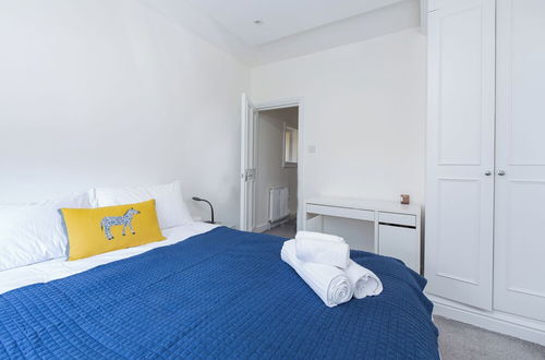 Photo 6 - Bright two Bedroom Flat in Fashionable Fulham by Underthedoormat