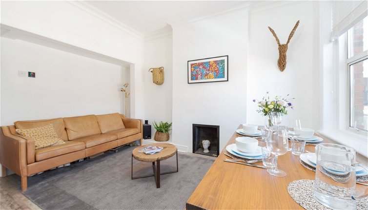 Photo 1 - Bright two Bedroom Flat in Fashionable Fulham by Underthedoormat