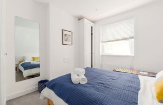 Photo 2 - Bright two Bedroom Flat in Fashionable Fulham by Underthedoormat