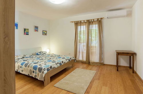 Foto 4 - Spacious Apartment With Garden in Zadar