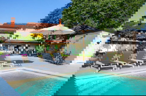 Foto 22 - Adorable Holiday Home With Pool and Terrace