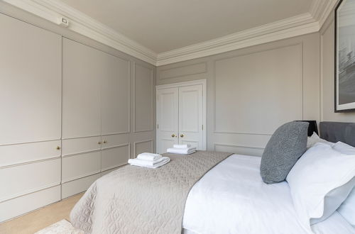 Photo 4 - ALTIDO Astonishing 2 Bedroom near Mayfair & Piccadilly Circus
