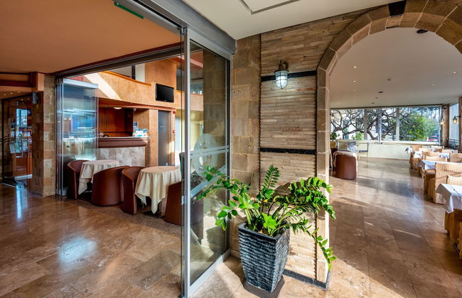 Comfort Hotel - Photo 2