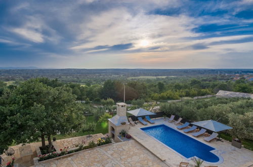 Photo 40 - Beautiful Villa in Lisicic With Private Pool