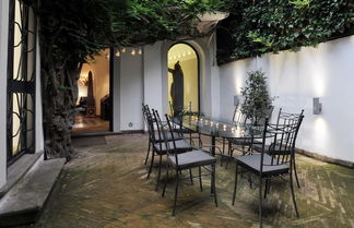 Photo 2 - La Palazzina Santa Dorotea Splendid Rome Townhouse With Courtyard Garden