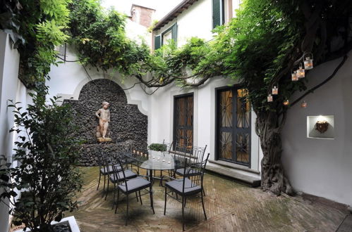 Photo 6 - La Palazzina Santa Dorotea Splendid Rome Townhouse With Courtyard Garden