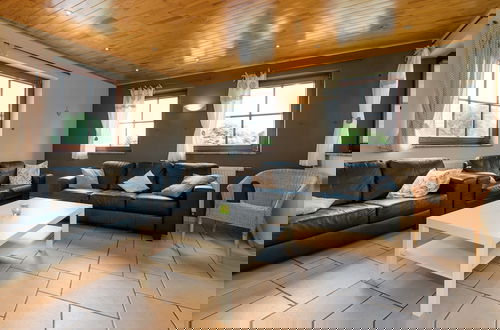 Foto 5 - Magnificent Villa in Brisy With Sauna Roofed