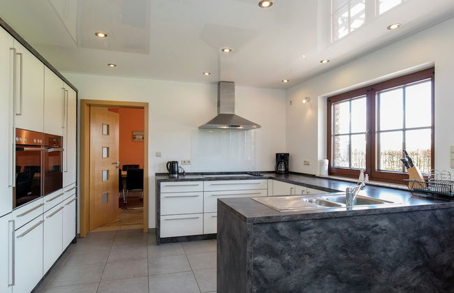 Spacious Holiday Home in the Ardennes with Sauna & Hot Tub - Foto 10