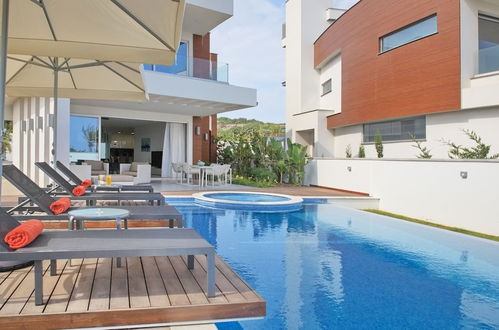 Photo 40 - Pearl Beachfront Villa