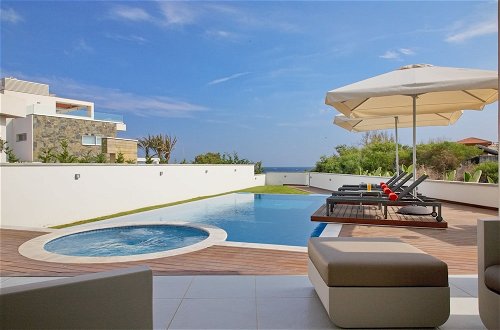 Photo 17 - Pearl Beachfront Villa