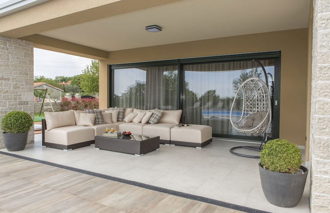 Spacious Villa With Private Pool and Jacuzzi in Porec - Foto 18