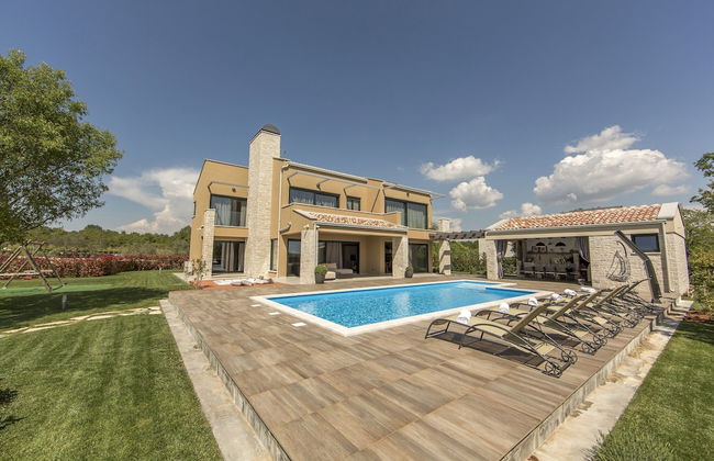 Spacious Villa With Private Pool and Jacuzzi in Porec - Foto 1