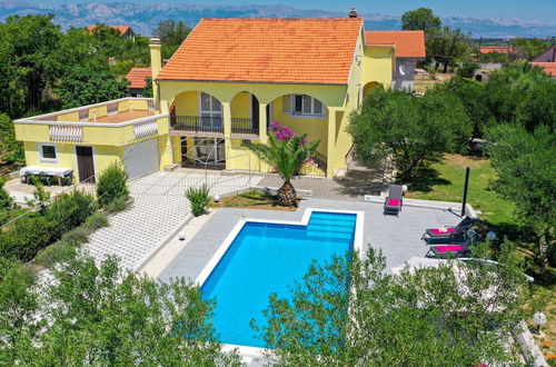 Foto 1 - Lovely Holiday Home in Policnik With Private Pool