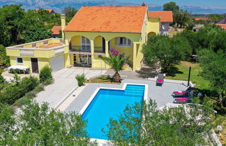 Foto 1 - Lovely Holiday Home in Policnik With Private Pool