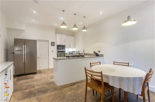 Photo 17 - Spacious 2 Bed Apt in Ideal City Centre Location
