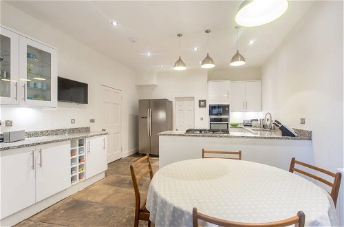 Photo 14 - Spacious 2 Bed Apt in Ideal City Centre Location