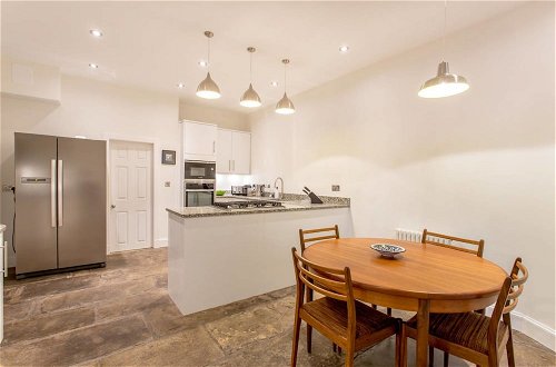 Photo 16 - Spacious 2 Bed Apt in Ideal City Centre Location
