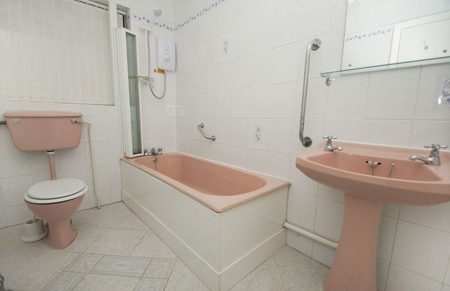 Dean Court Bungalow Parking by Brighton Holiday Lets - Foto 11