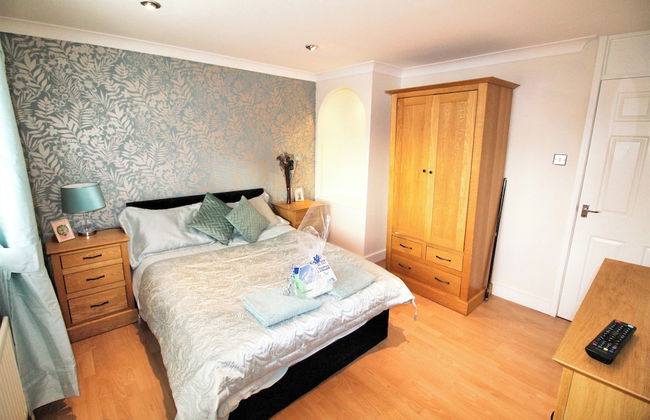 2 Bed House - Sleeps 4 - Parking - Pets - Garden - Foto 1