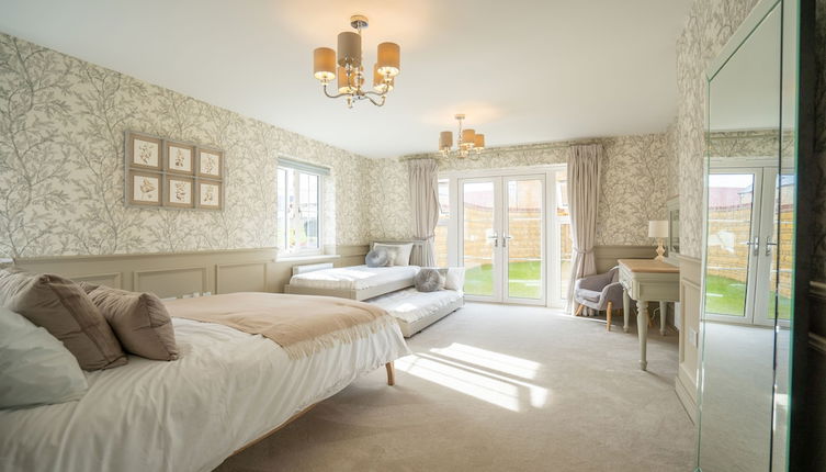 Photo 1 - 6 Bedroom New Build Detached House in Bicester