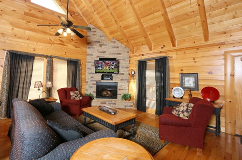 Photo 10 - Wild Adventures - One Bedroom Cabin