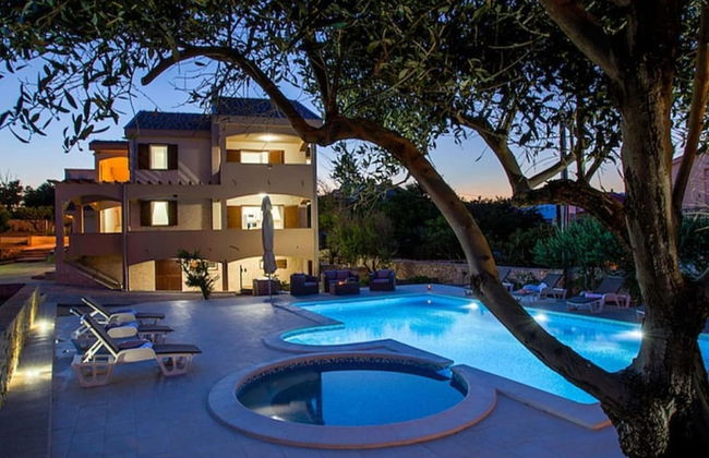 Spacious Holiday Home With Swimming Pool - Foto 1