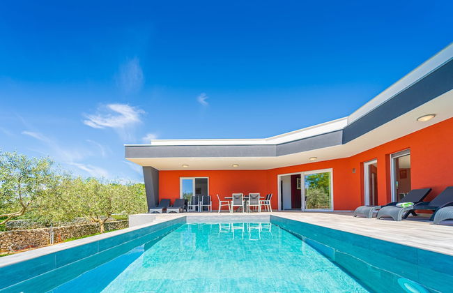 Modern Villa With Pool and Terrace - Photo 1