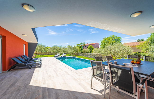 Modern Villa With Pool and Terrace - Photo 22