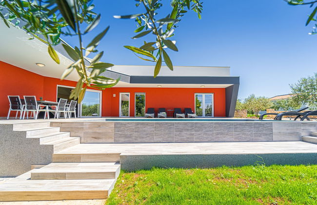 Modern Villa With Pool and Terrace - Photo 21