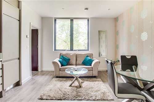 Photo 16 - Elegant Apartment in Milton Keynes near Snozone