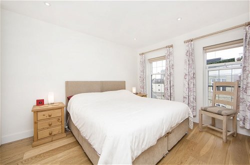 Photo 2 - Up-market one Bedroom Apartment Just Minutes From the River Thames. Broughton rd