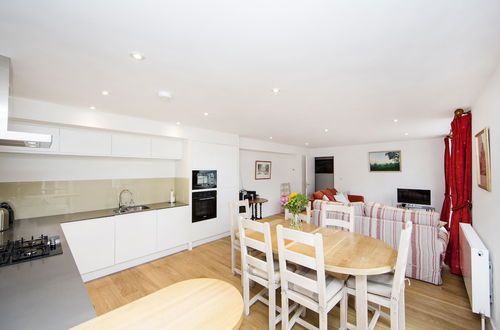 Photo 4 - Up-market one Bedroom Apartment Just Minutes From the River Thames. Broughton rd