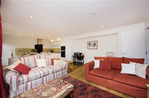 Photo 6 - Up-market one Bedroom Apartment Just Minutes From the River Thames. Broughton rd