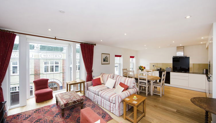 Photo 1 - Up-market one Bedroom Apartment Just Minutes From the River Thames. Broughton rd