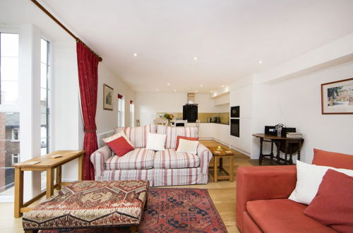 Photo 8 - Up-market one Bedroom Apartment Just Minutes From the River Thames. Broughton rd