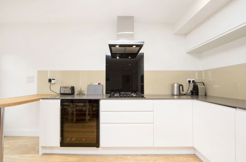 Photo 5 - Up-market one Bedroom Apartment Just Minutes From the River Thames. Broughton rd