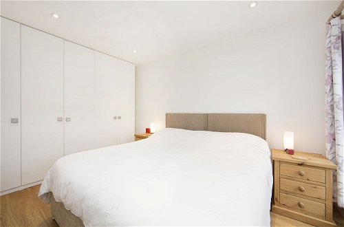 Photo 3 - Up-market one Bedroom Apartment Just Minutes From the River Thames. Broughton rd