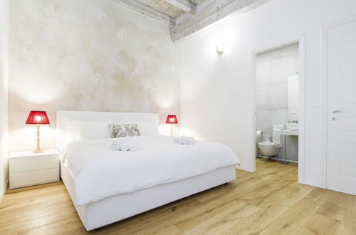 Photo 5 - GetTheKey San Vitale Apartment